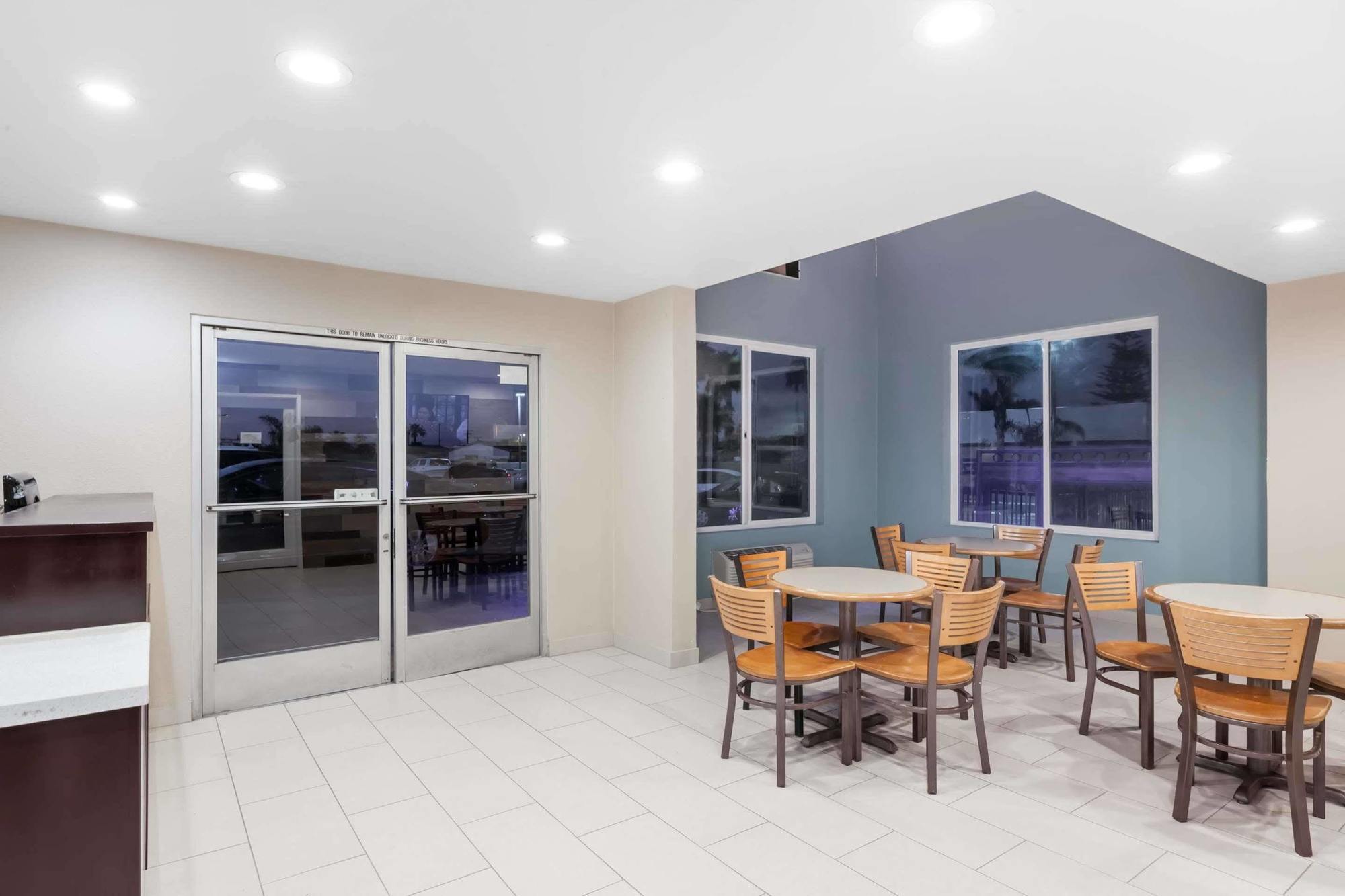 Super 8 By Wyndham San Diego/Imperial Beach Exterior photo