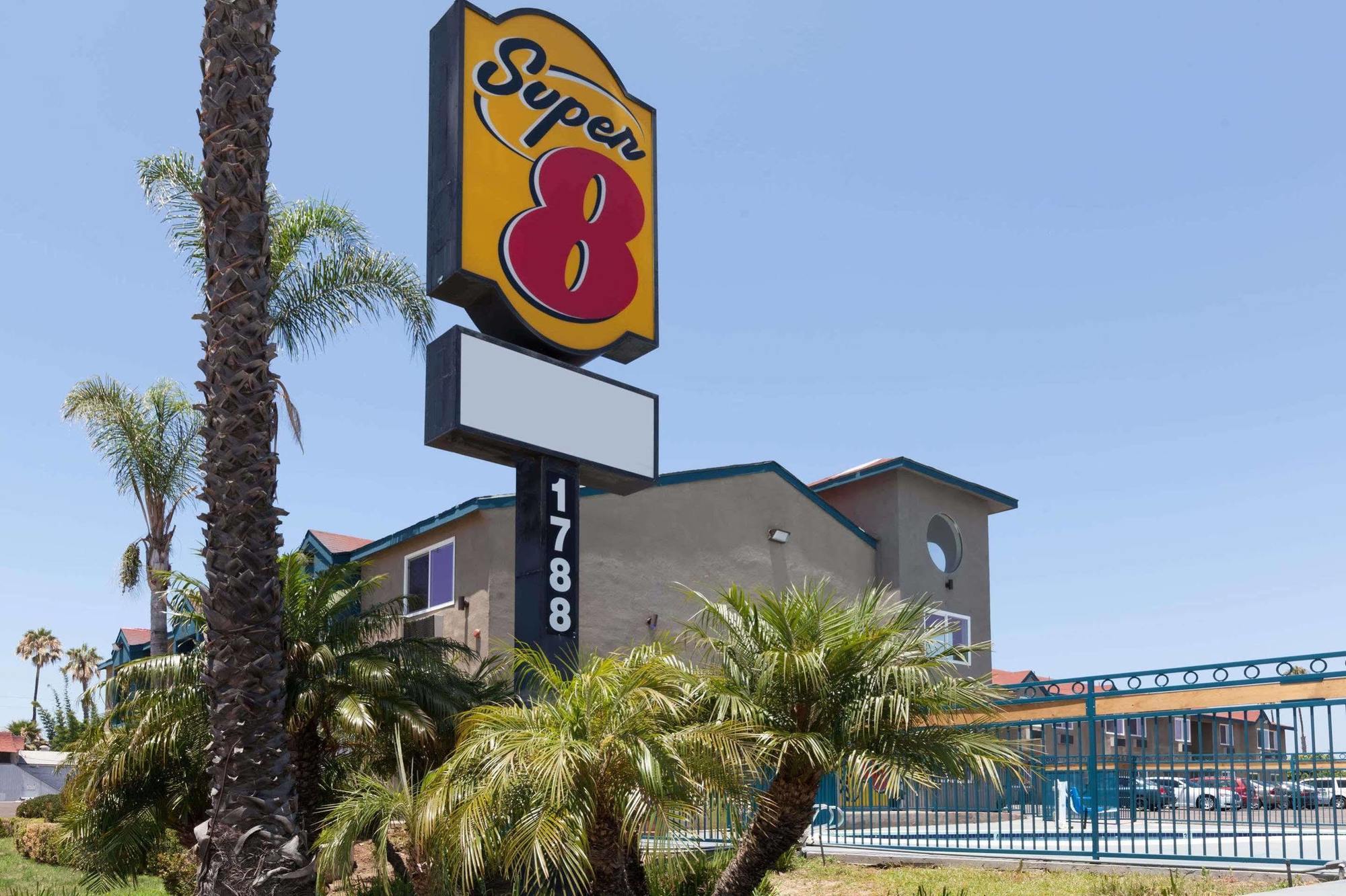 Super 8 By Wyndham San Diego/Imperial Beach Exterior photo